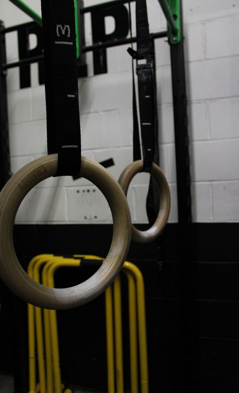 Two Calisthenics athletes in a pull-up hold competition