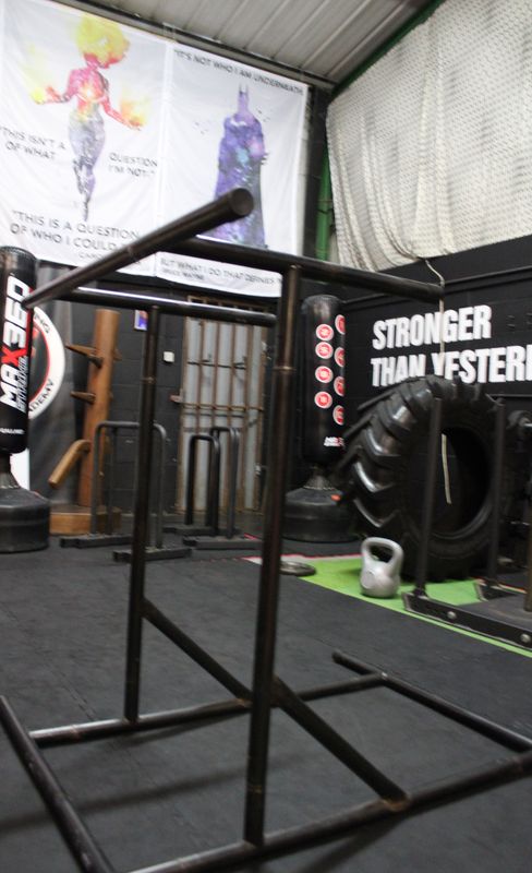 Two Calisthenics athletes in a pull-up hold competition
